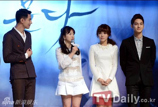 Bộ phim Gió mùa đông năm ấy với dàn diễn viên nổi tiếng như nữ diễn viên Song Hye Kyo, nam diễn viên Jo In Sung (ngoài cùng bên trái, nam diễn viên trẻ Kim Bum (phải) và nữ diễn viên Jung Eun Ji (thứ hai từ phải qua).